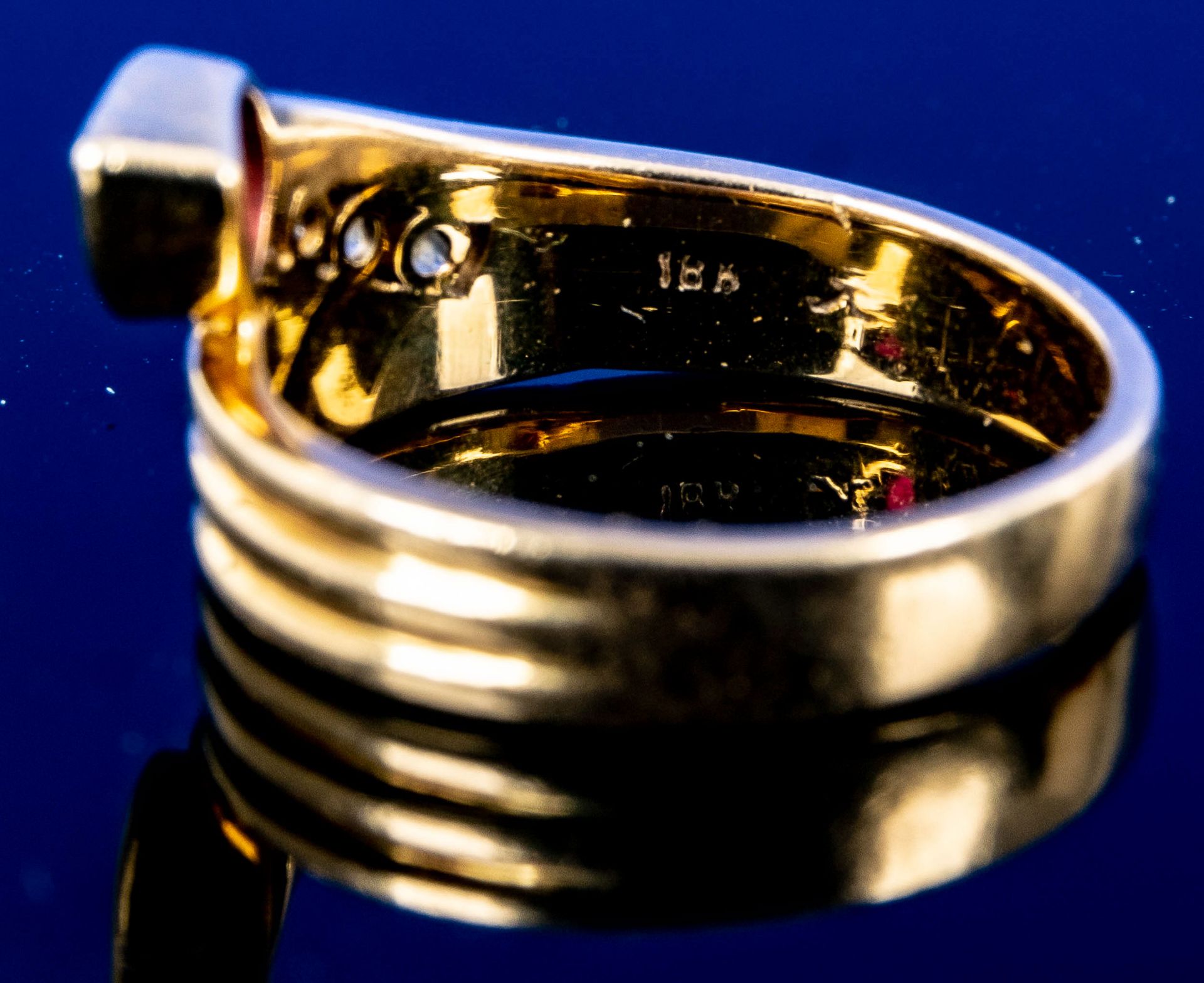Eleganter 18 K Gelbgold-Ring mit eingefassten Diamanten und Rubintropfen, Innendurchmesser ca. 17 - - Image 4 of 5