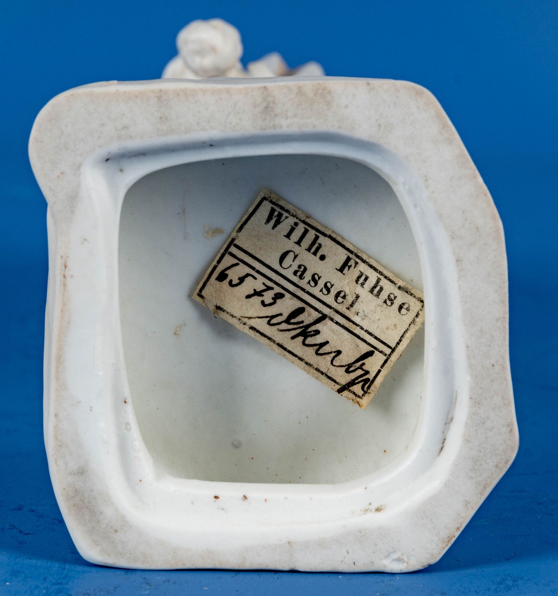 4teiliges Konvolut versch. Porzellan-Objekte des frühen 20. Jhdts., bestehend aus "stehendem Knaben - Bild 9 aus 11