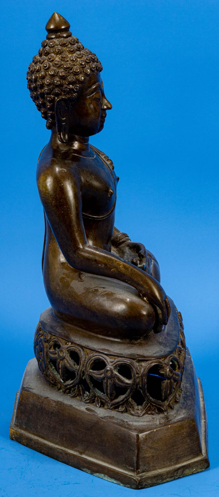 Sitzender Buddha, bräunlich patinierte Bronze, unbekanntes Alter, Ostasien, Höhe ca. 42 cm. - Bild 5 aus 7