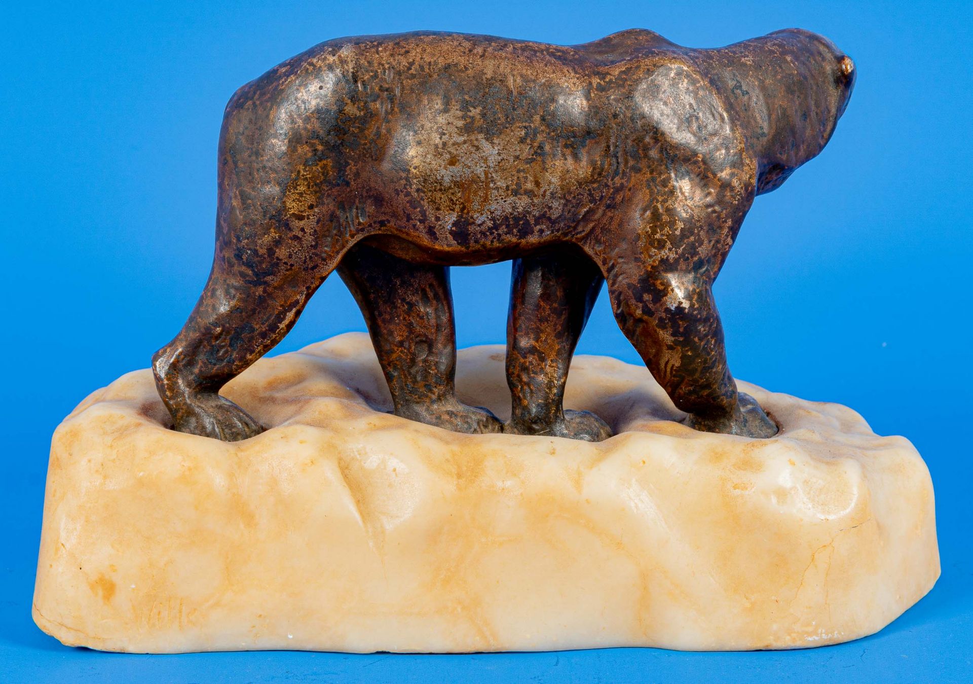 "Schreitender Eisbär" auf naturalistisch gestaltetem Steinsockel, bräunlich bronzierter Metallguss  - Bild 5 aus 12