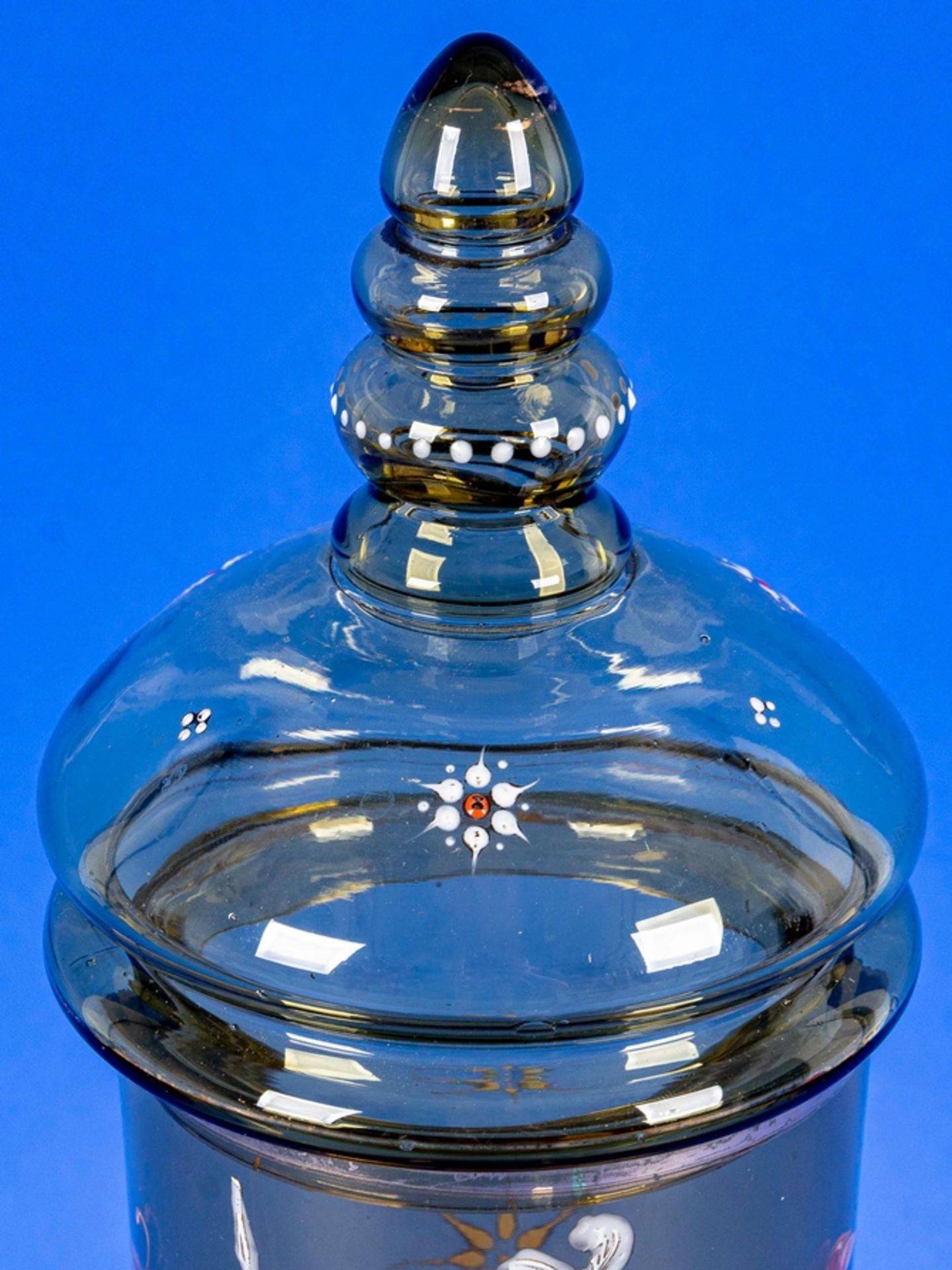 Antiker Glasdeckelpokal, Historismus Ende 19. Jhdt., grünliches Glas mit teils polychromem Emaille- - Image 8 of 11