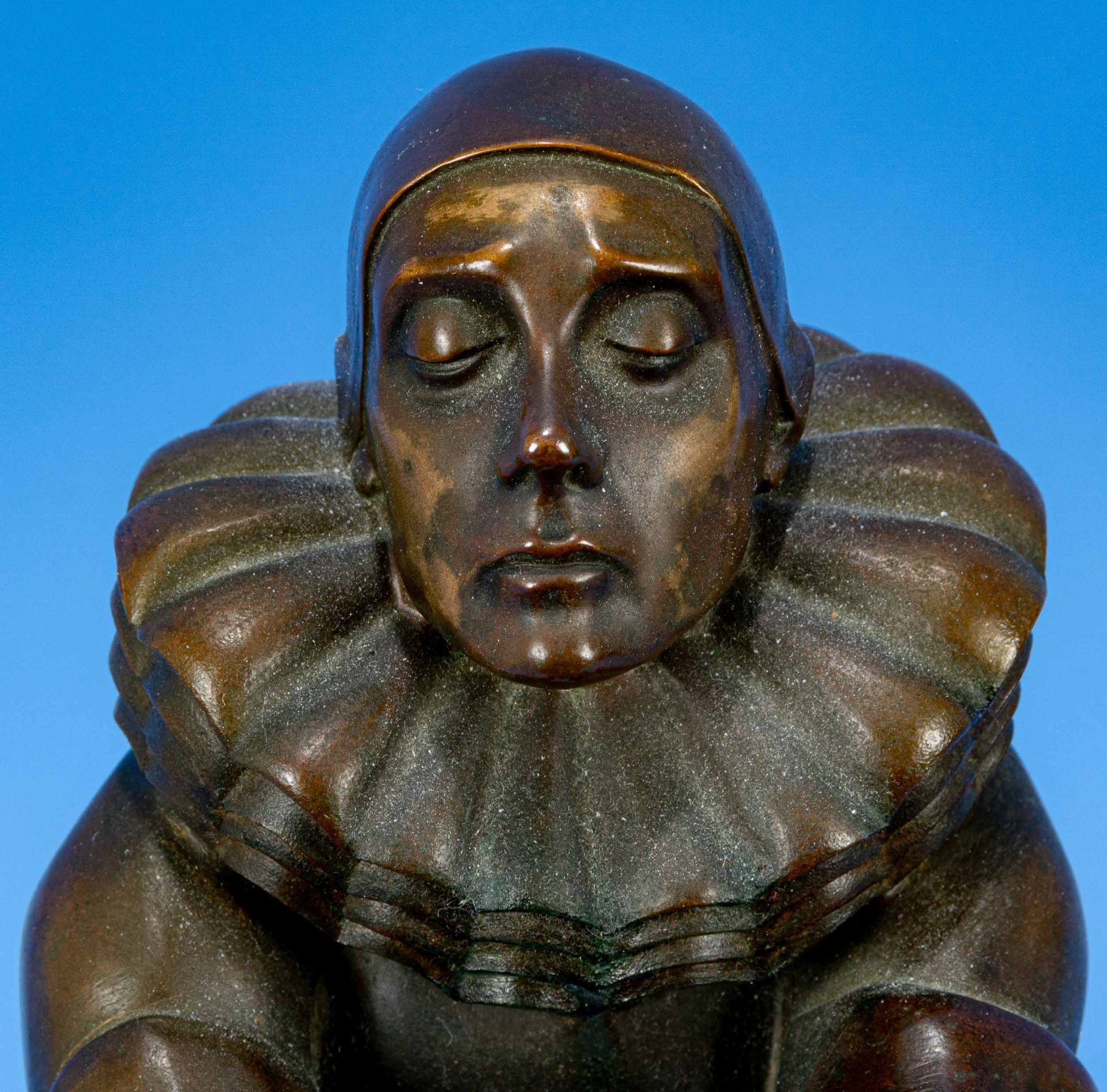 "Pierrot mit Maske" bzw. "Bajazzo mit Maske", bräunlich patinierte Bronze, Figur auf spitz-ovalem S - Bild 6 aus 15