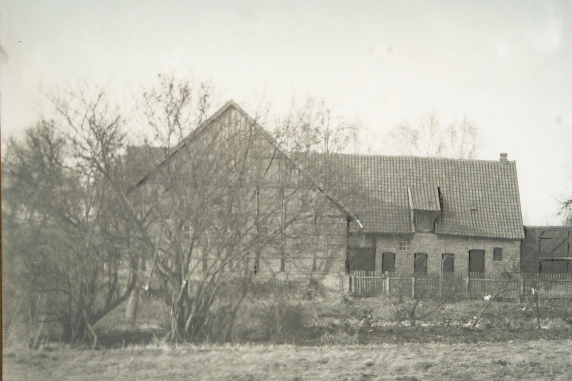 "Die alte Mühle in Stöcken/Kreis Wittingen" - hinter Glas gerahmter, fixierter Abzug eines s/w Foto - Bild 4 aus 6