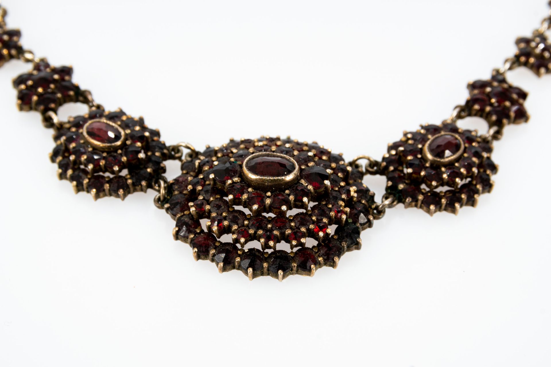 2teiliges Granatschmuck-Set, bestehend aus prachtvollem Glieder-Collier und sternförmiger Brosche, - Image 3 of 7