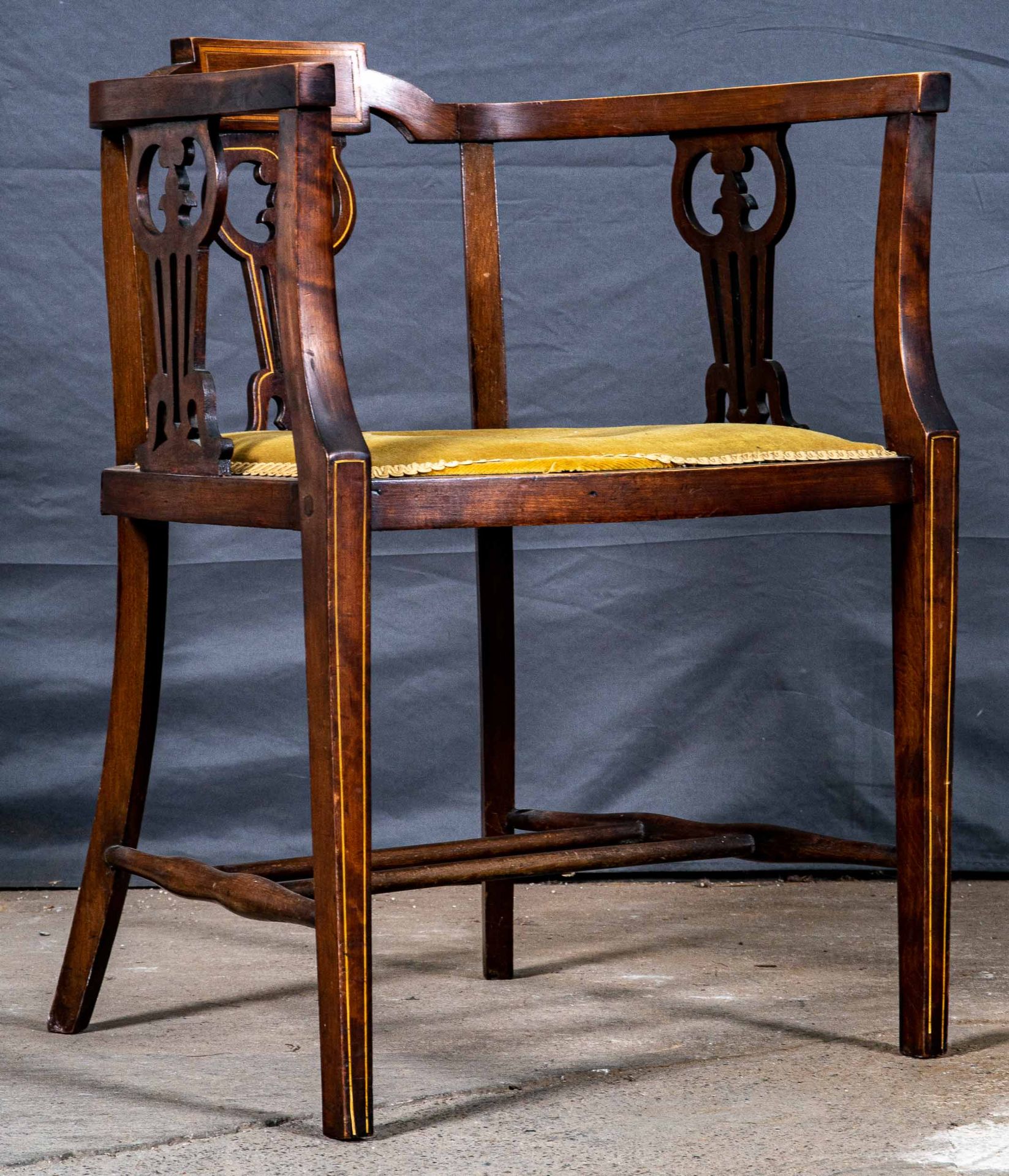 Antiker Armlehnstuhl, nussbaumfarbiges Hartholzgestell mit stoffbezogenem Flachpolster; guter, unre - Bild 2 aus 11