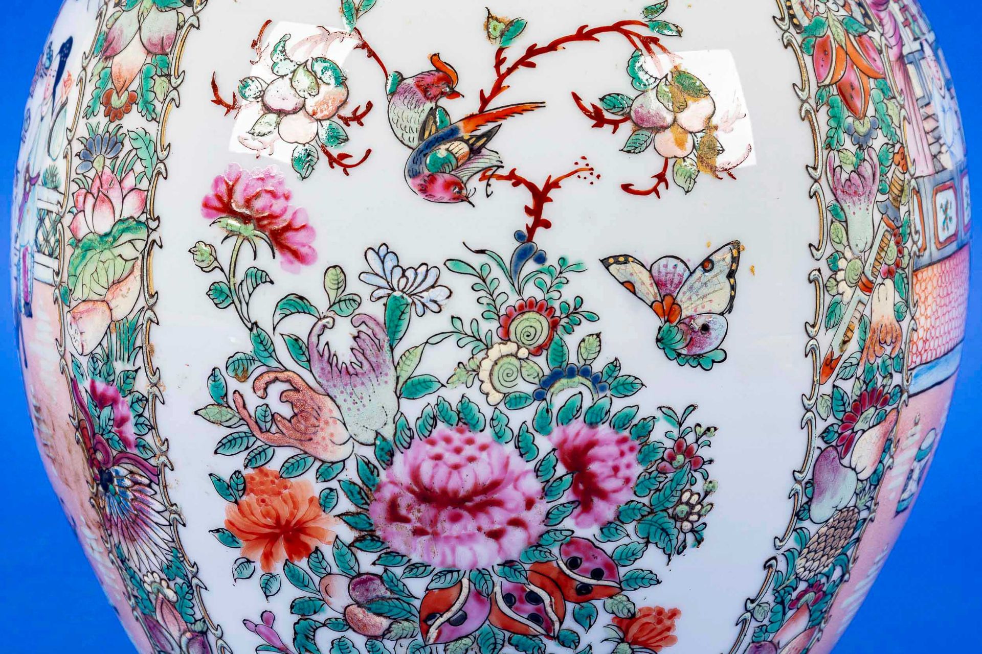 Großer Ingwer Jar, China 20. Jhdt., weißes Porzellan mit aufwändiger Kanton-Emaille-Malerei, Schrif - Bild 10 aus 12