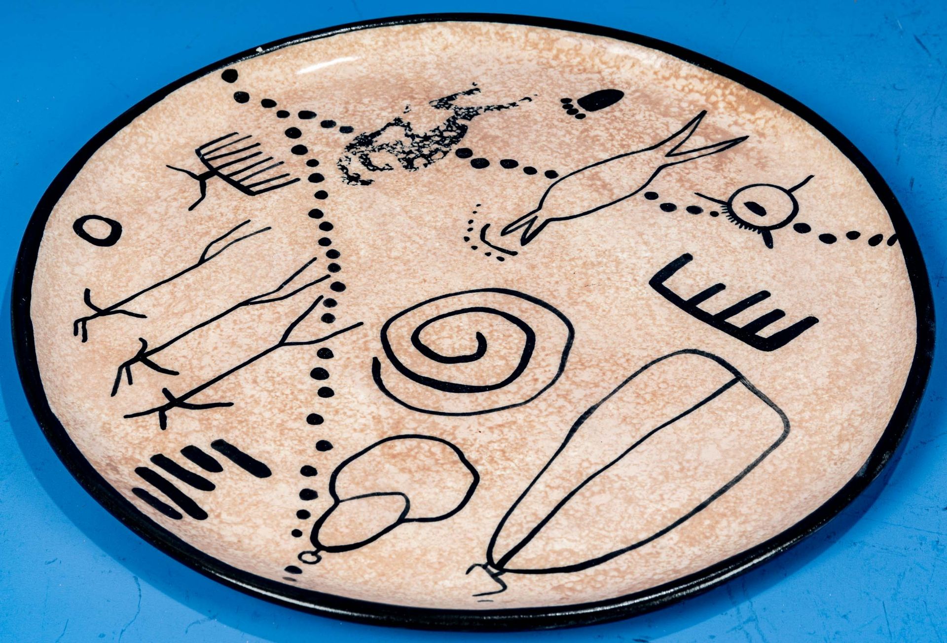 "Southwest Rock Art"-Keramikteller; sandfarbig getupfter Fond mit handgemalten symbolistischen Schw - Image 2 of 4