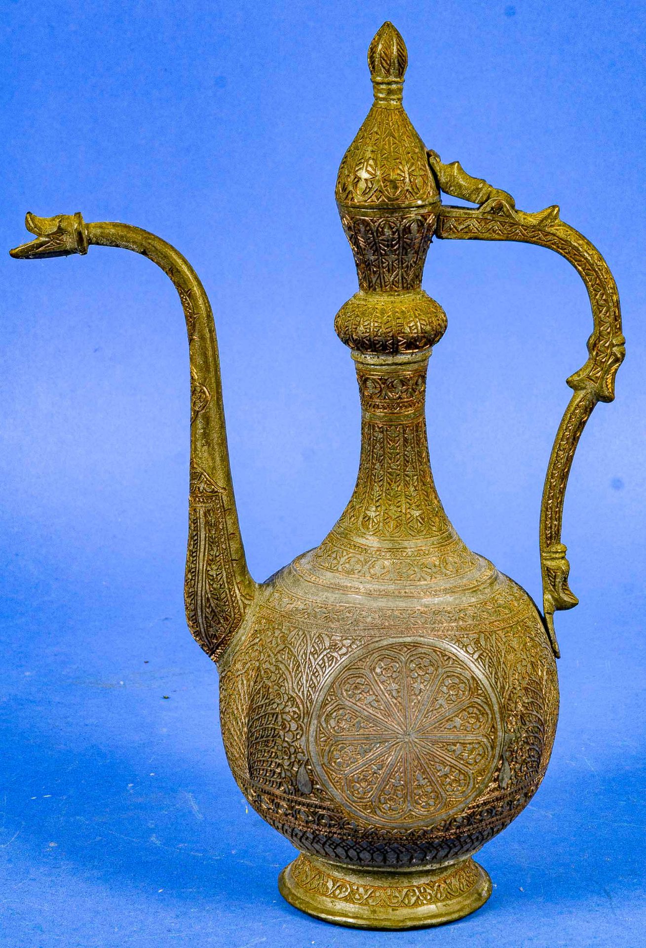Äußerst aufwändig gravierte persische Deckelkanne, Kupfer, Höhe ca. 34,5 cm; Deckel sollte befestig