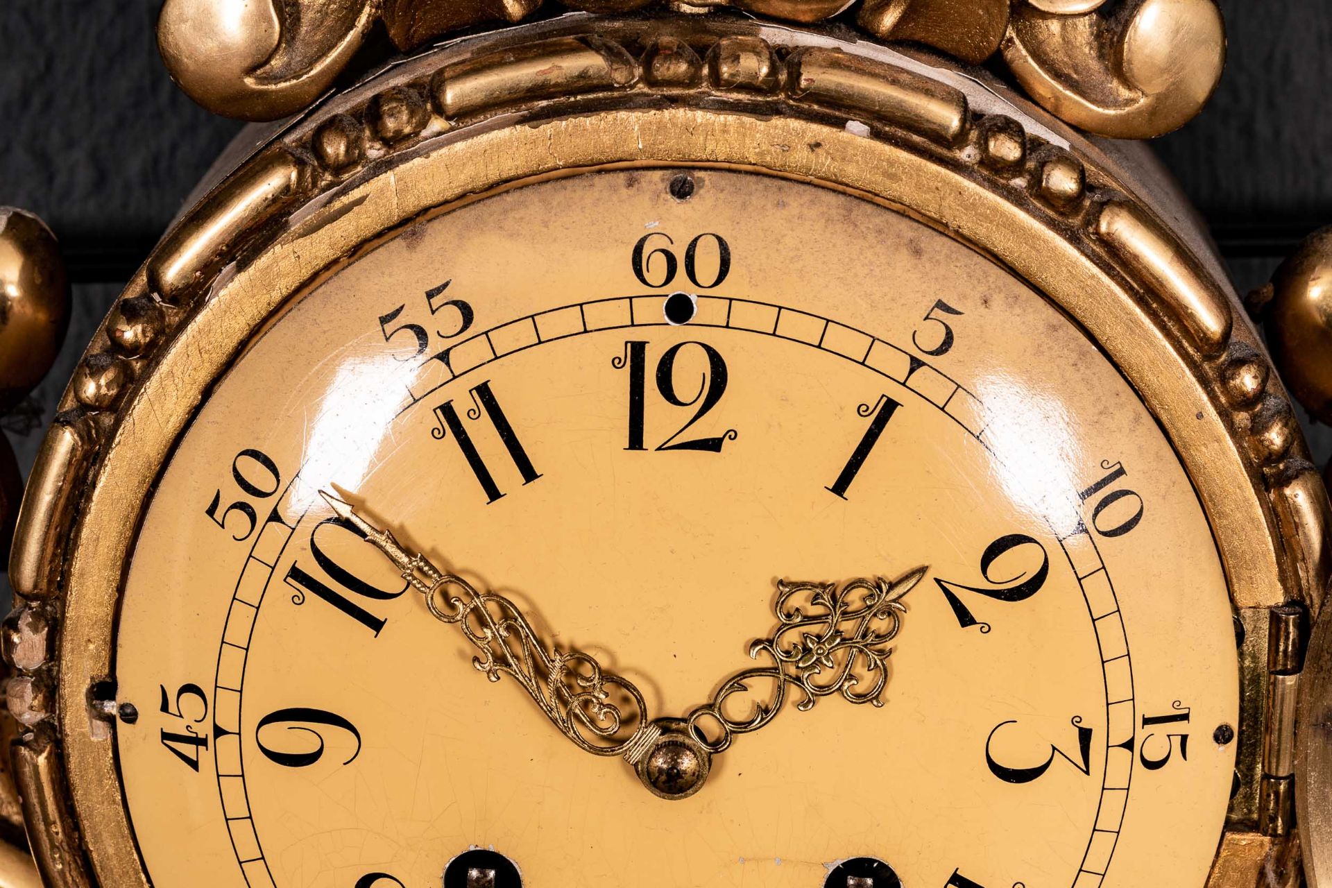 Ältere Kartell-Uhr/Wanduhr, vergoldetes Holzgehäuse, stellenweise bestoßen; ungeprüft; Höhe ca. 52  - Bild 6 aus 11