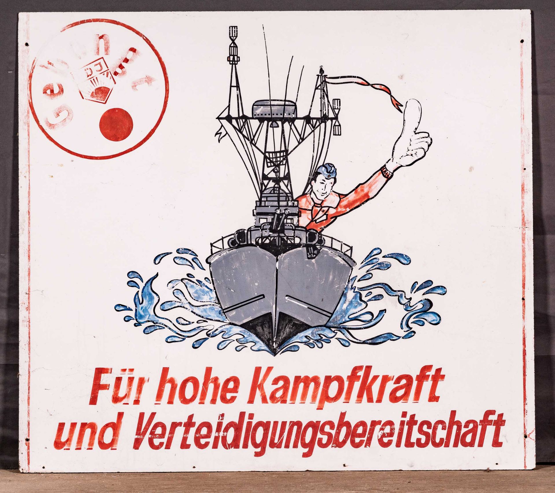 "FÜR HOHE KAMPFKRAFT UND VERTEIDIGUNGSBEREITSCHAFT", großes plakatives Schild, DDR, ca. 125 x 140