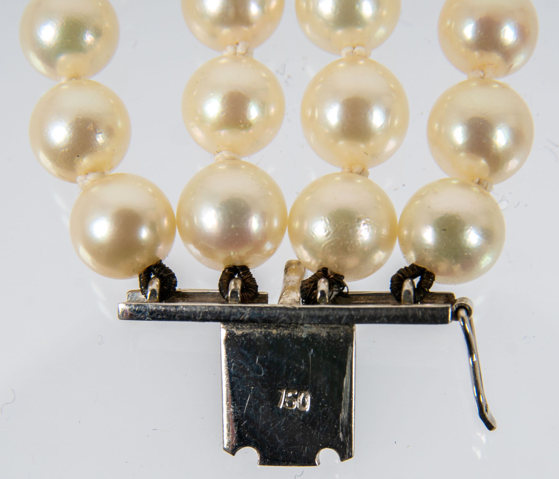 Prächtiges 4reihiges Zuchtperlenarmband, einzeln geknotete Perlen mit silbrig-weißem Lüster (Durchm - Image 6 of 7