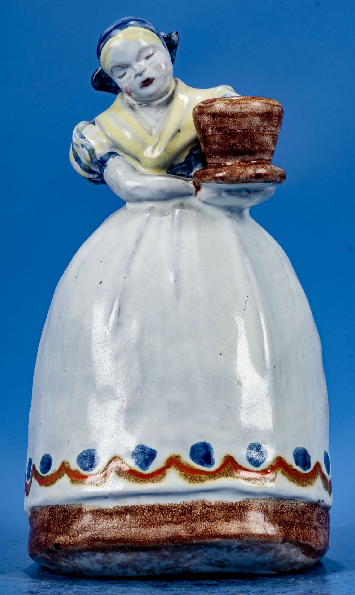 Hohl gearbeitete Fayence-Figur eines holländischen Mädchens, eine topfähnliche Kerzenfassung tragen - Image 2 of 8