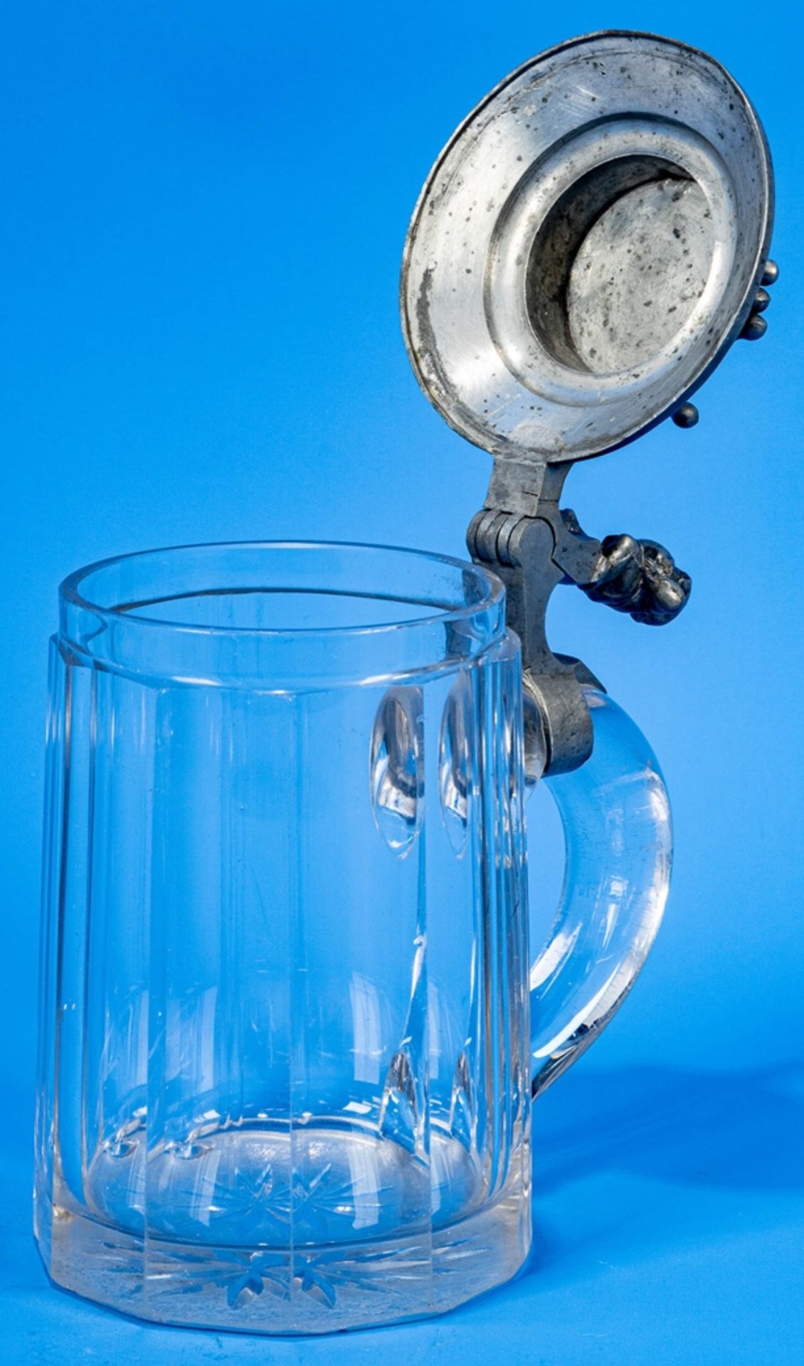 Antiker Kegler-Bierhumpen, geschliffener Glaskorpus mit aufwändiger Zinndeckelmontur, kegelnder Zwe - Bild 4 aus 9