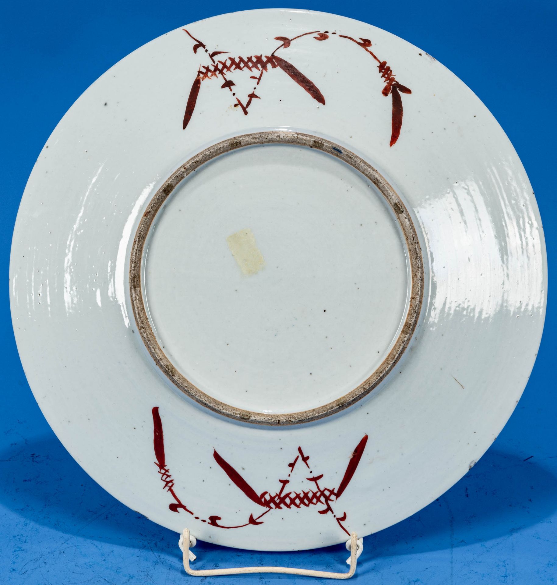 Großer, runder, dekorativer Drachenteller, ungemarktes Weißporzellan mit aufwändigen, handgemalten, - Bild 4 aus 4