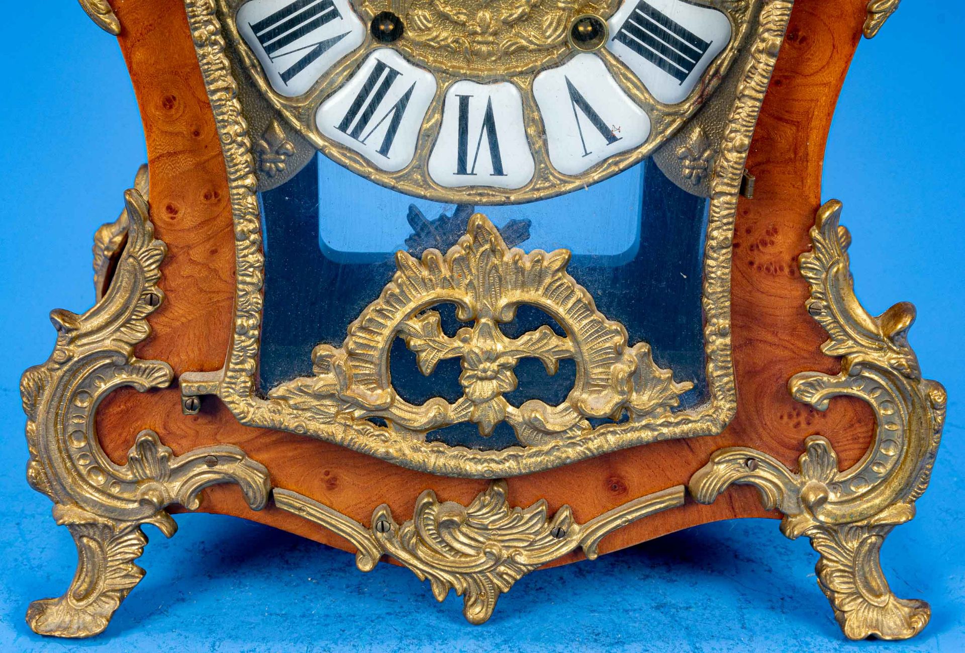 Dekorative Cartel-Uhr, 2. Hälfte 20. Jhdt., Wurzelholz furniertes, lackiertes Holzgehäuse mit aufwä - Image 4 of 10