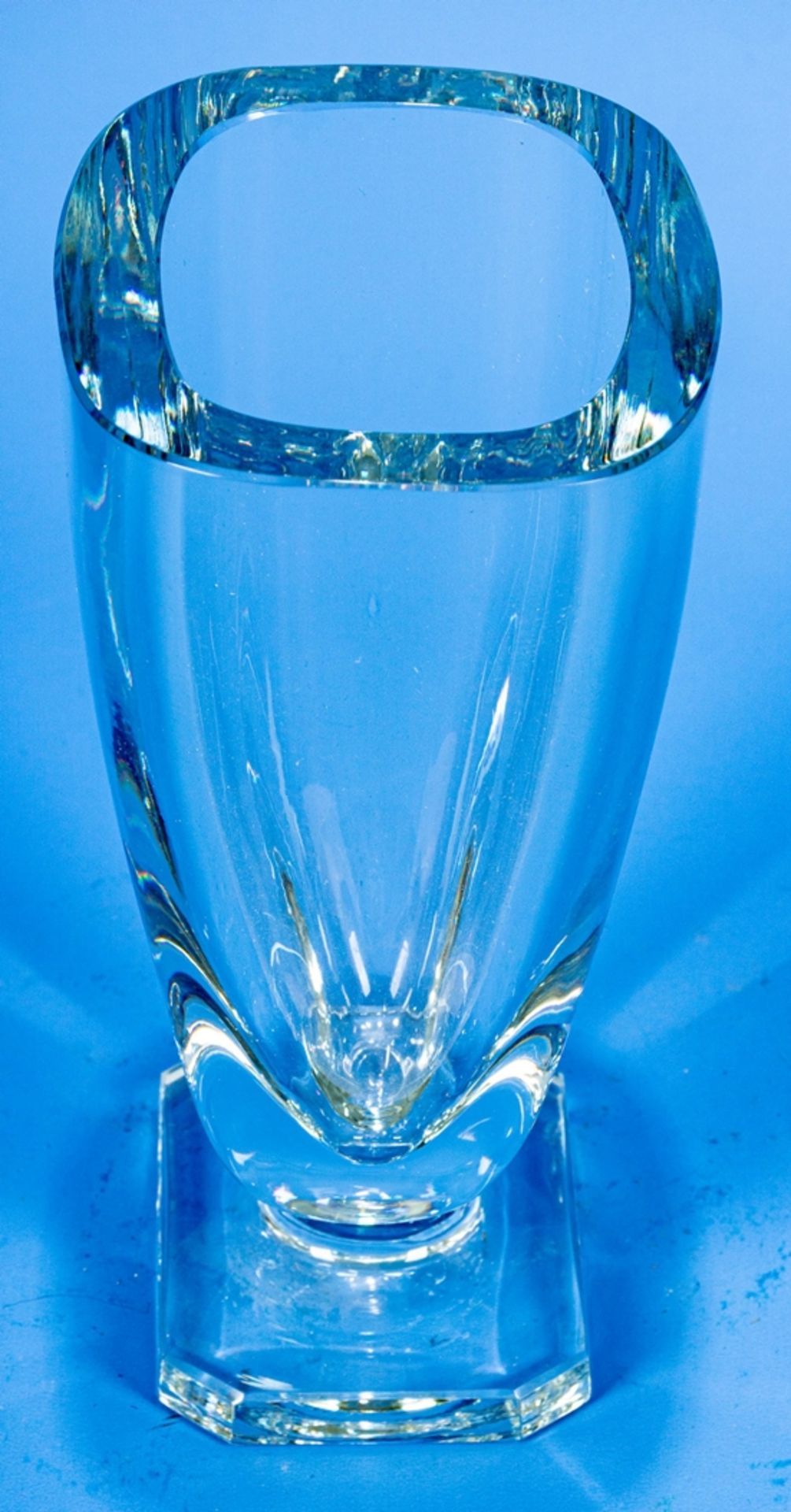 Zeitlos elegante Pokalvase auf rechteckigem Stand; dickwandiges Klarglas; sehr schöner, unbeschädig - Image 4 of 6