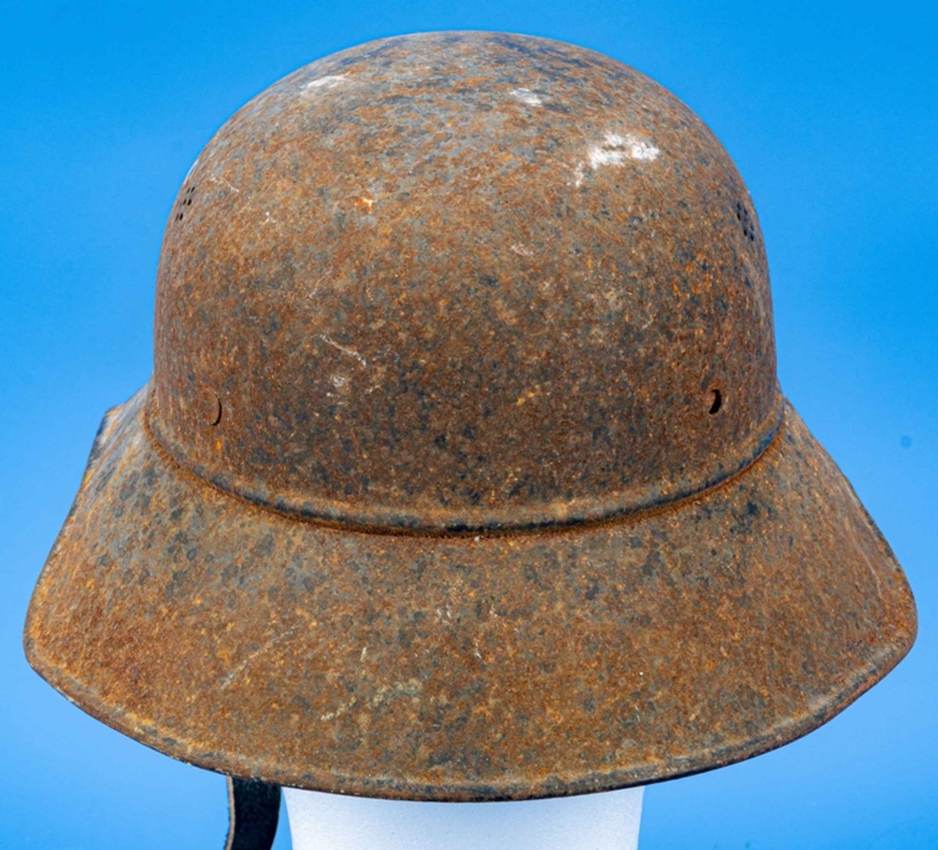 "LUFTSCHUTZ"-Stahlhelm, Dachboden-/Kellerfund, starke Korrosionspuren, Größe 57, Fundzustand. - Image 7 of 9