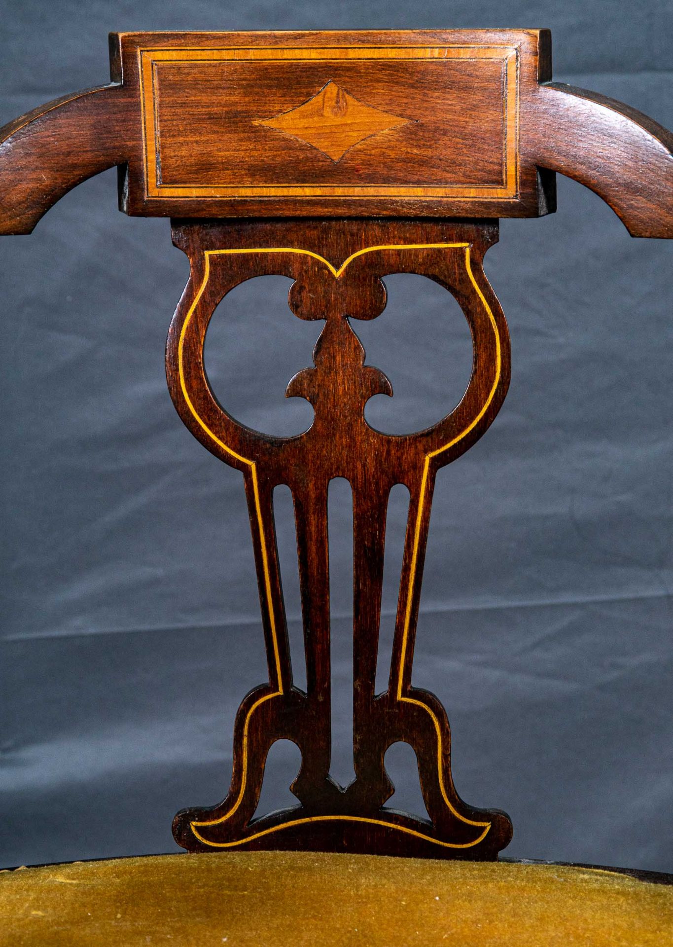 Antiker Armlehnstuhl, nussbaumfarbiges Hartholzgestell mit stoffbezogenem Flachpolster; guter, unre - Bild 6 aus 11