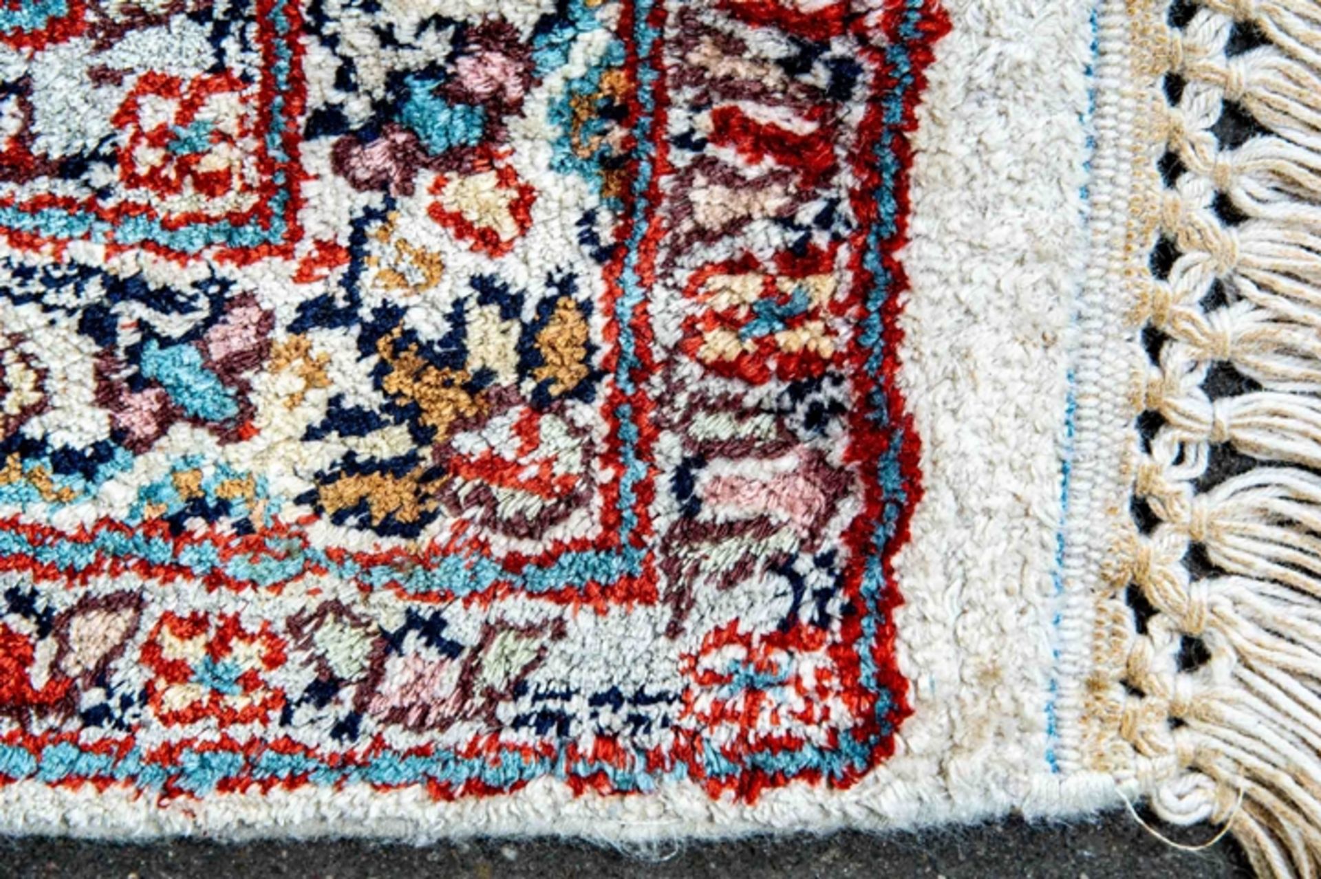 Großer, beigegrundiger Kaschmir-Seiden-Teppich; ca. 208 x 326 cm, zentrales Medaillon, von unzählig - Bild 4 aus 10