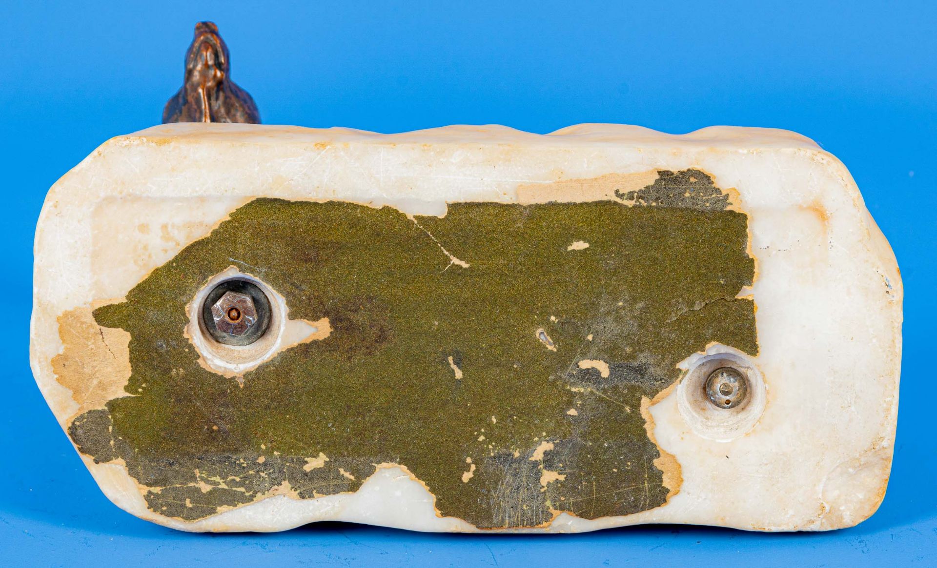 "Schreitender Eisbär" auf naturalistisch gestaltetem Steinsockel, bräunlich bronzierter Metallguss  - Bild 11 aus 12