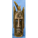 Afrikanische Holzmaske mit Resten alter Farbfassung, Länge ca. 67 cm; unvollständiger Erhalt, Schäd