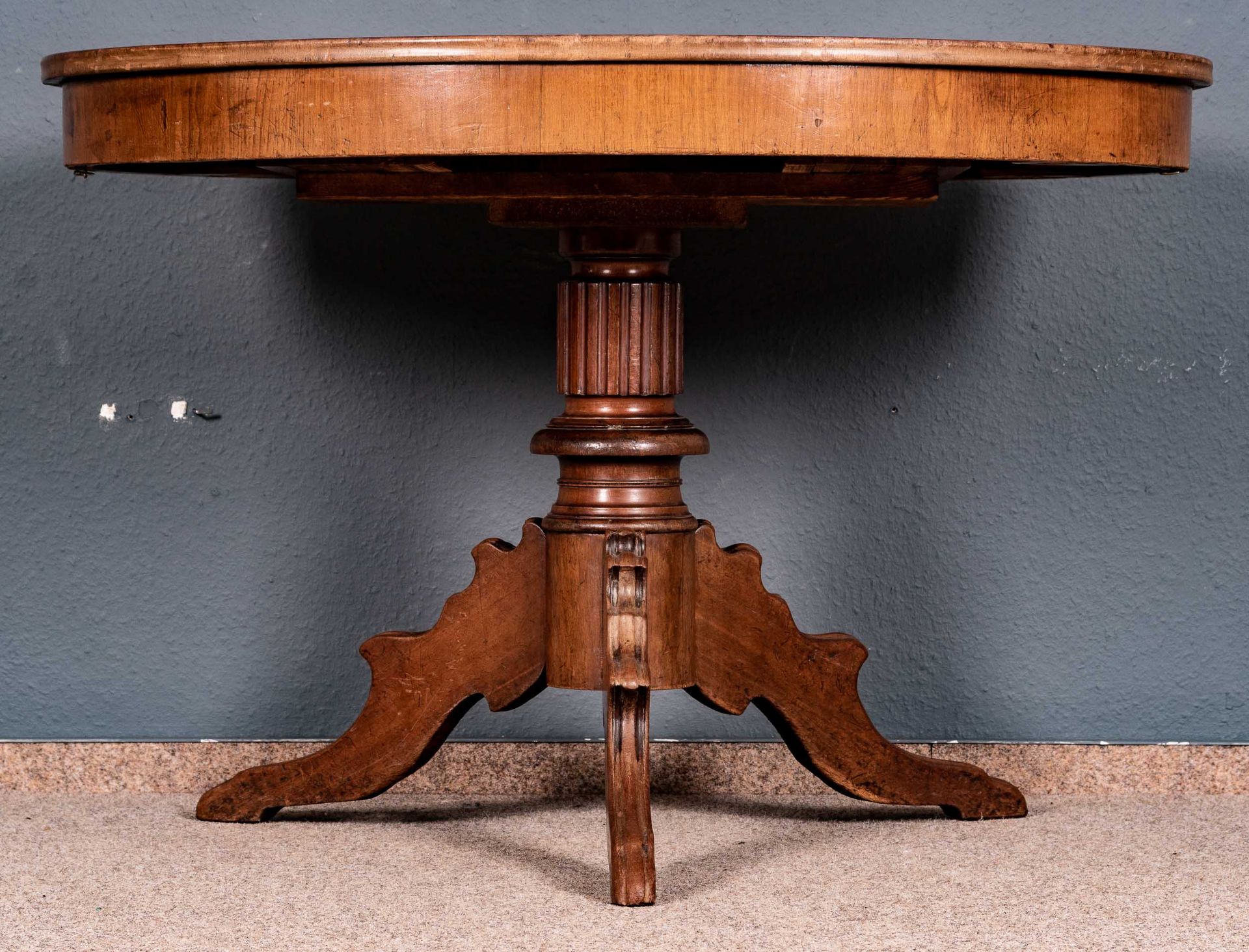 Ausziehbarer ovaler Esstisch, Historismus um 1900. Ovale, mittig geteilte ausziehbare Tischplatte a - Bild 4 aus 11
