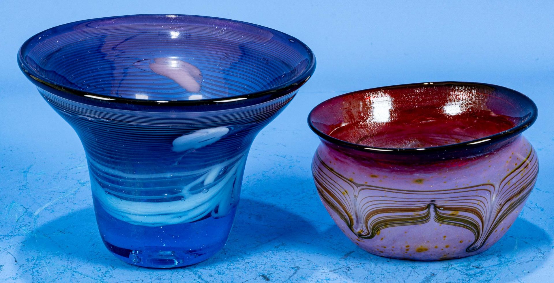 2 Tischvasen, farbig durchwirktes, dickwandiges Schlierenglas, 1 x Höhe ca. 11 cm, Durchmesser ca.