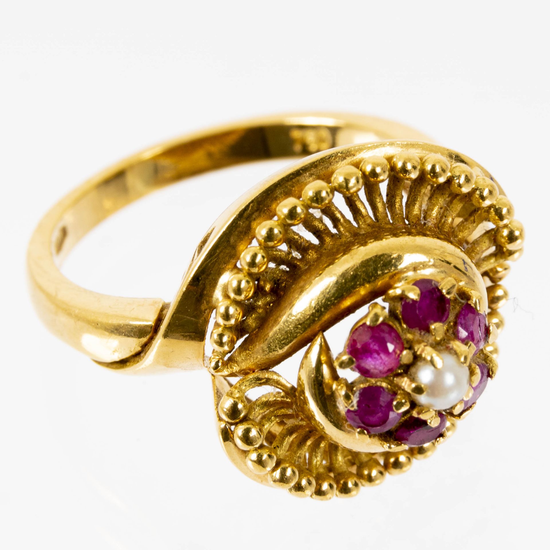Prächtiger blütenförmiger 18K Gelbgold-Ring mittig mit Perle besetzt und von Rubinsplitterbesatz um