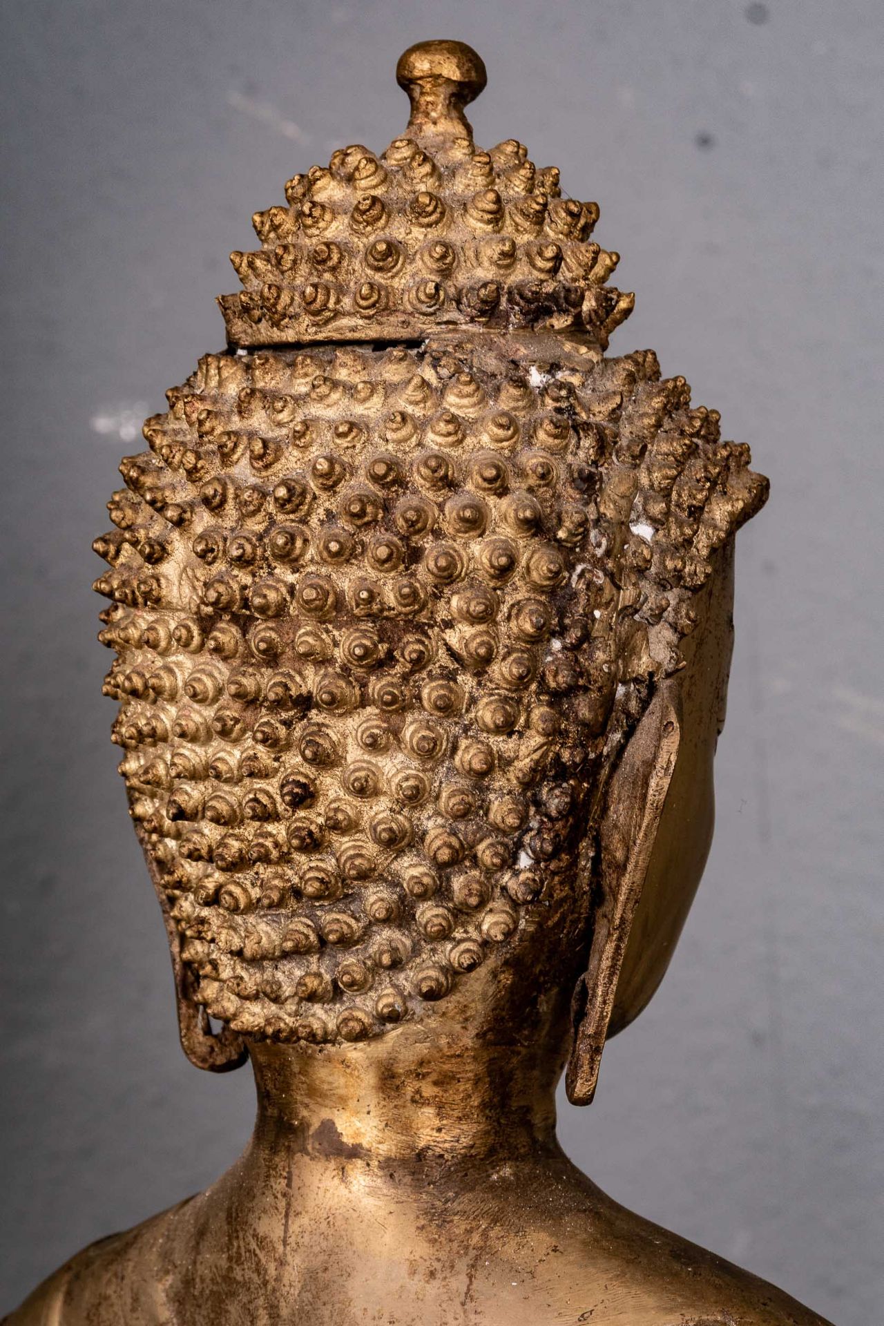 Großer, auf einem Lotussockel stehender Buddha. Ostasiatischer Raum, 2. Hälfte 20. Jhdt., mehrteili - Bild 9 aus 14
