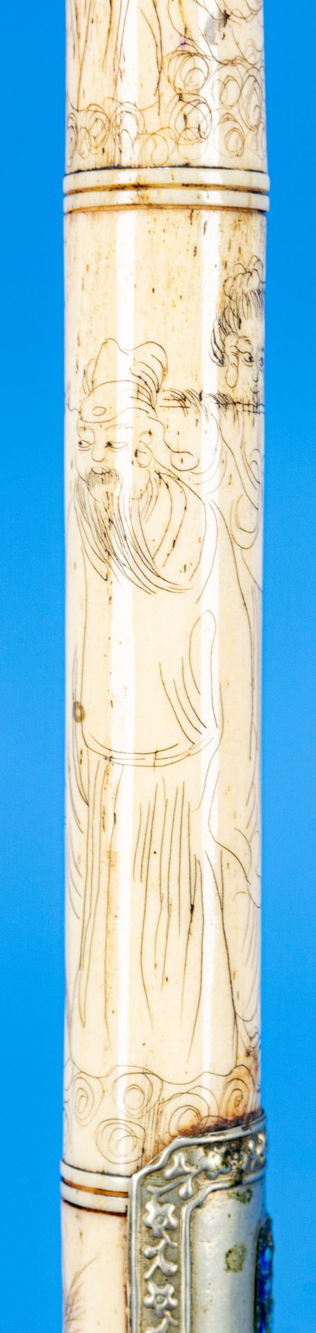 Antike Tabakspfeife/Opiumpfeife, aufwändig gravierter Knochenkorpus in Bambusoptik, versilberter Zi - Bild 12 aus 17
