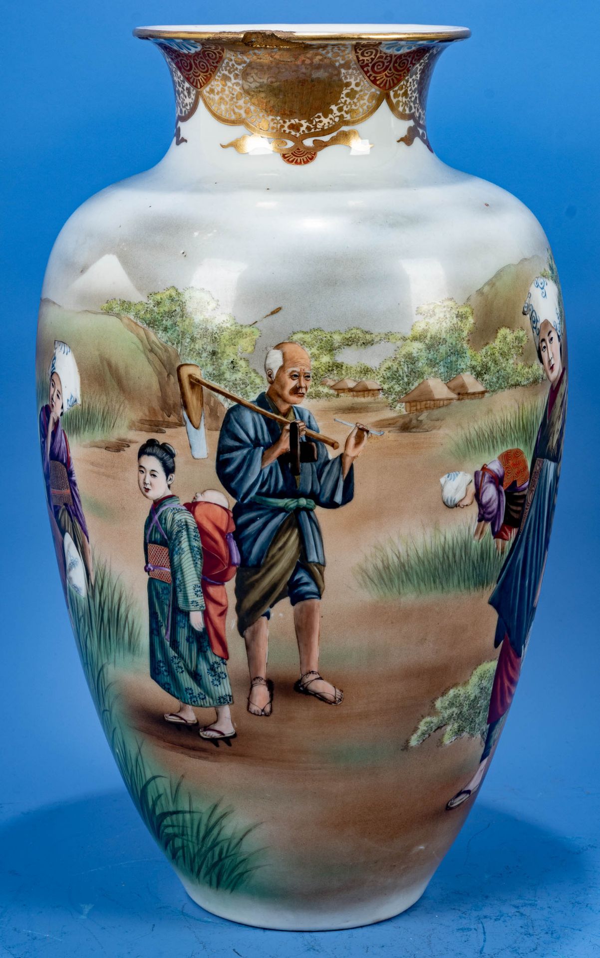 Paar großer, bauchiger, dekorativer Vasen, aufwändig von Hand polychrom bemaltes Weißporzellan. Jap - Bild 6 aus 14