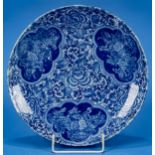 Großer runder Schauteller, China 20. Jhdt., Blaudekore, bodenseitig Vier-Zeichen-Marke in Blau; unb