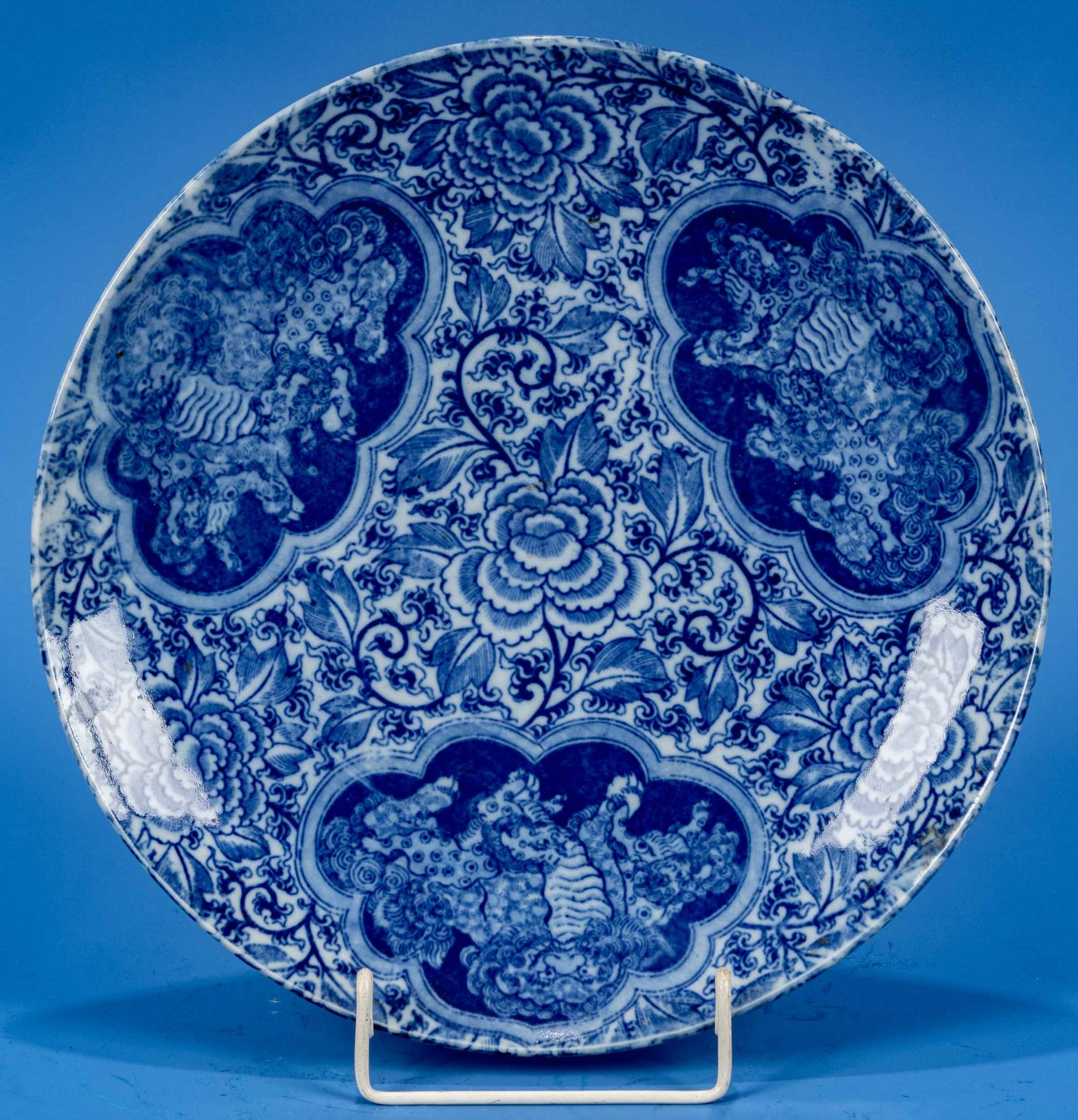 Großer runder Schauteller, China 20. Jhdt., Blaudekore, bodenseitig Vier-Zeichen-Marke in Blau; unb