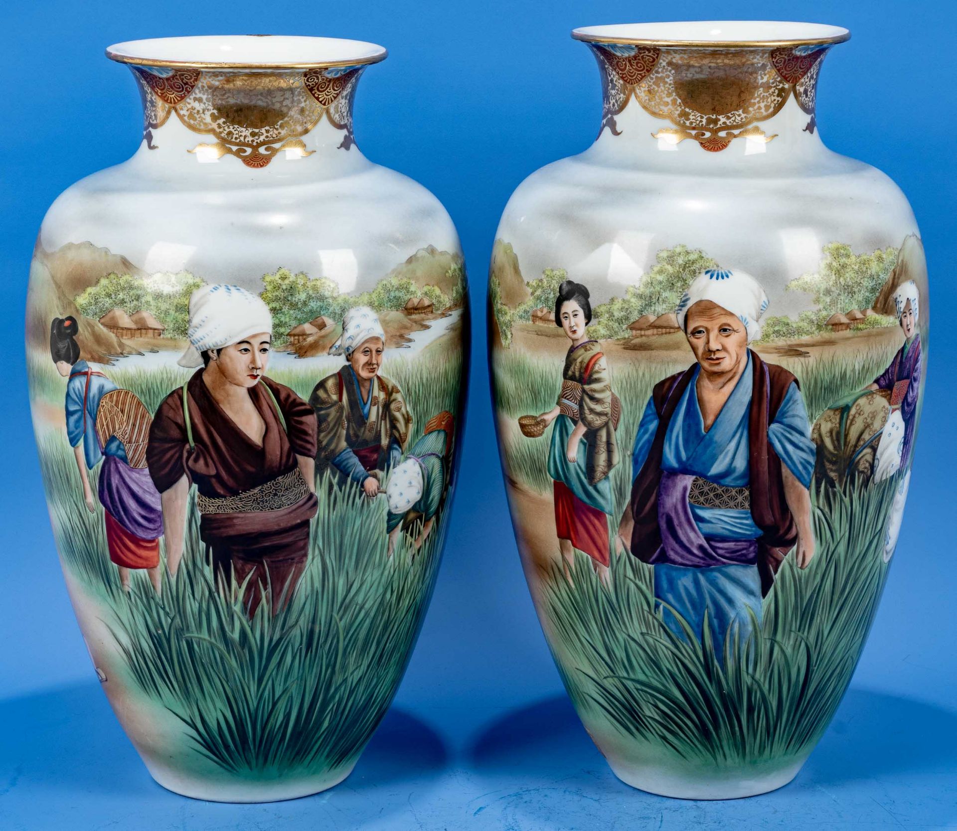 Paar großer, bauchiger, dekorativer Vasen, aufwändig von Hand polychrom bemaltes Weißporzellan. Jap - Bild 3 aus 14