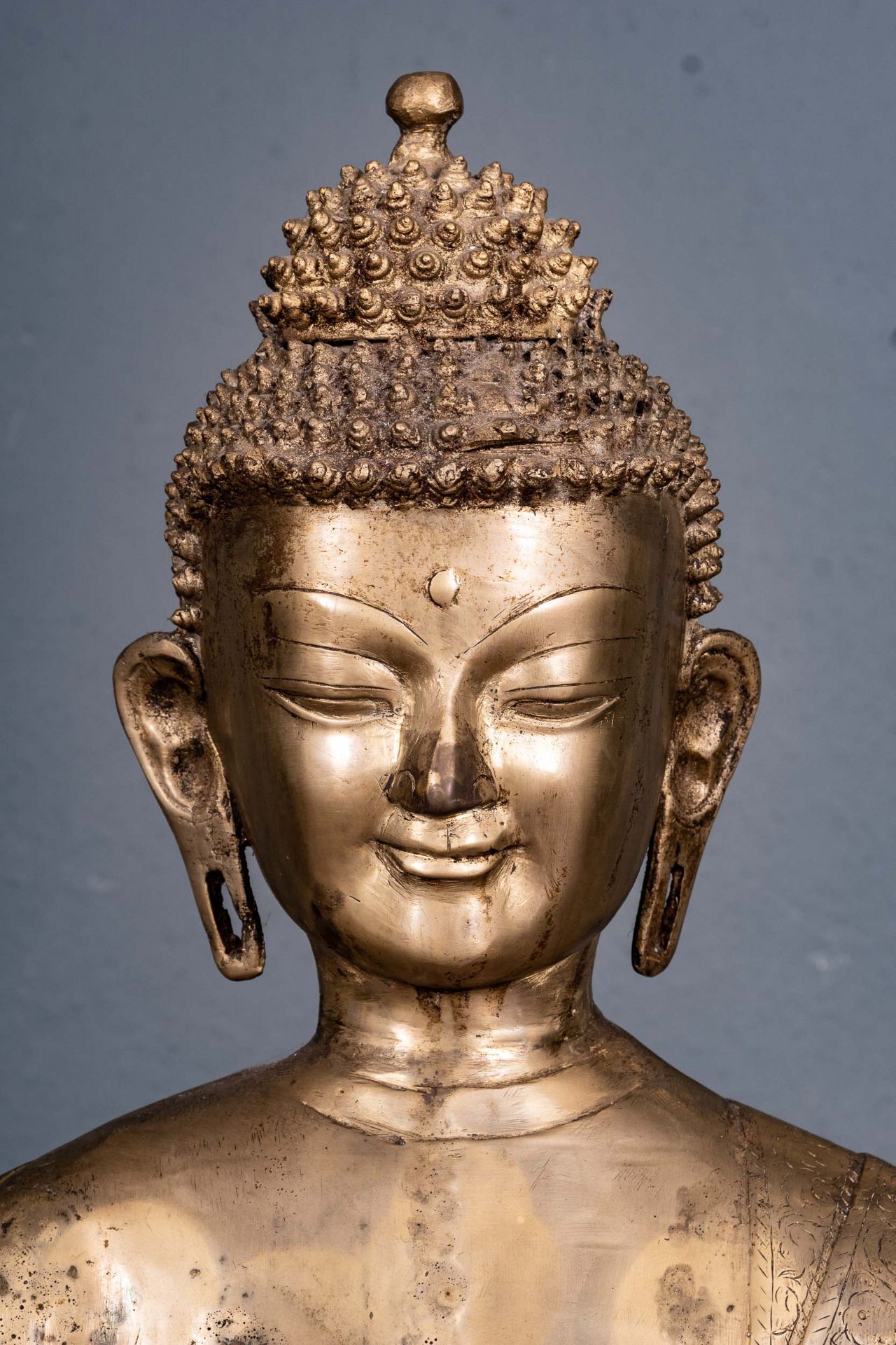 Großer, auf einem Lotussockel stehender Buddha. Ostasiatischer Raum, 2. Hälfte 20. Jhdt., mehrteili - Bild 3 aus 14
