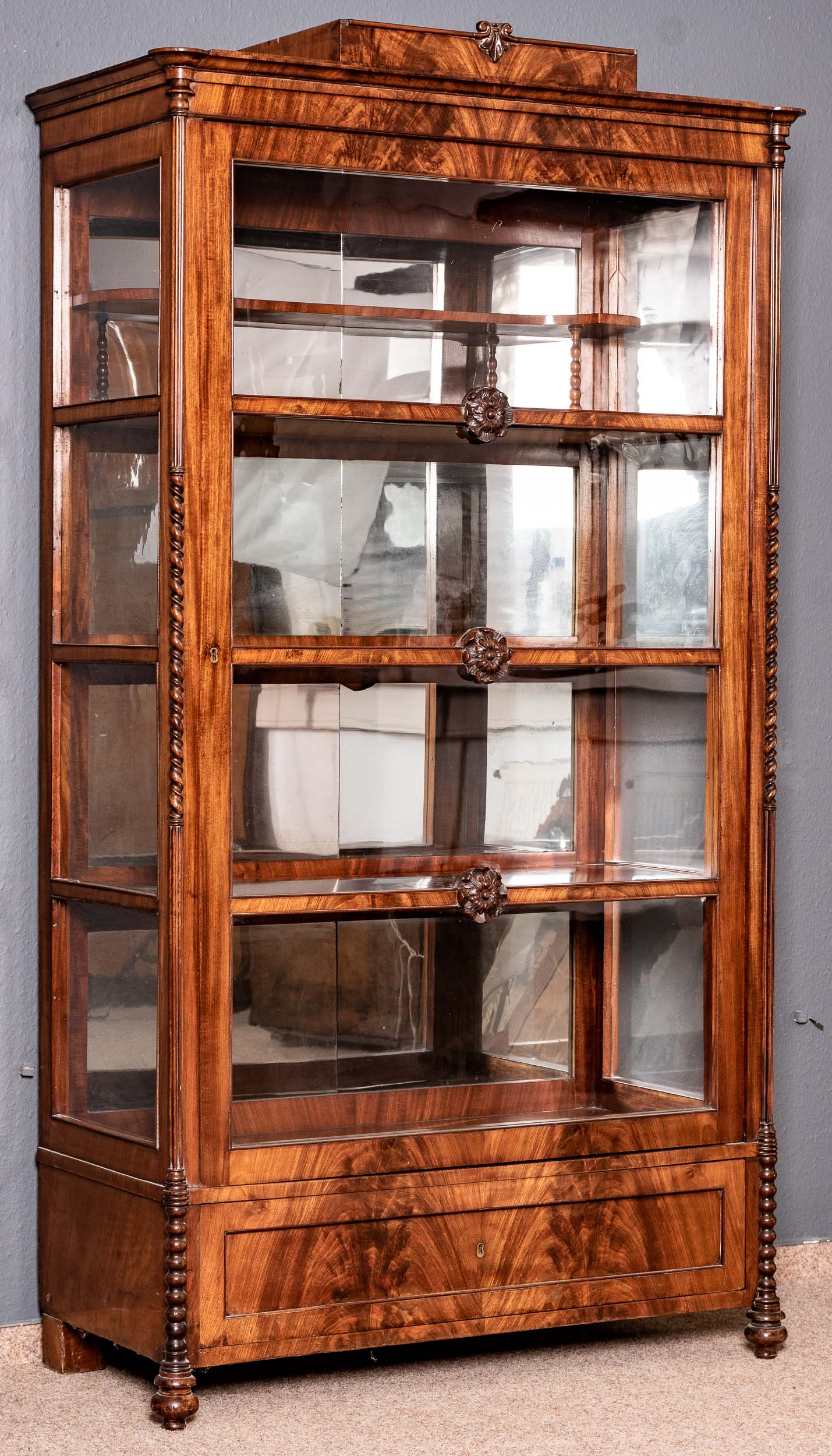 Elegante 3seitig verglaste Vitrine, Historismus um 1860/80, Mahagoni massiv und furniert, sehr schö - Bild 2 aus 12