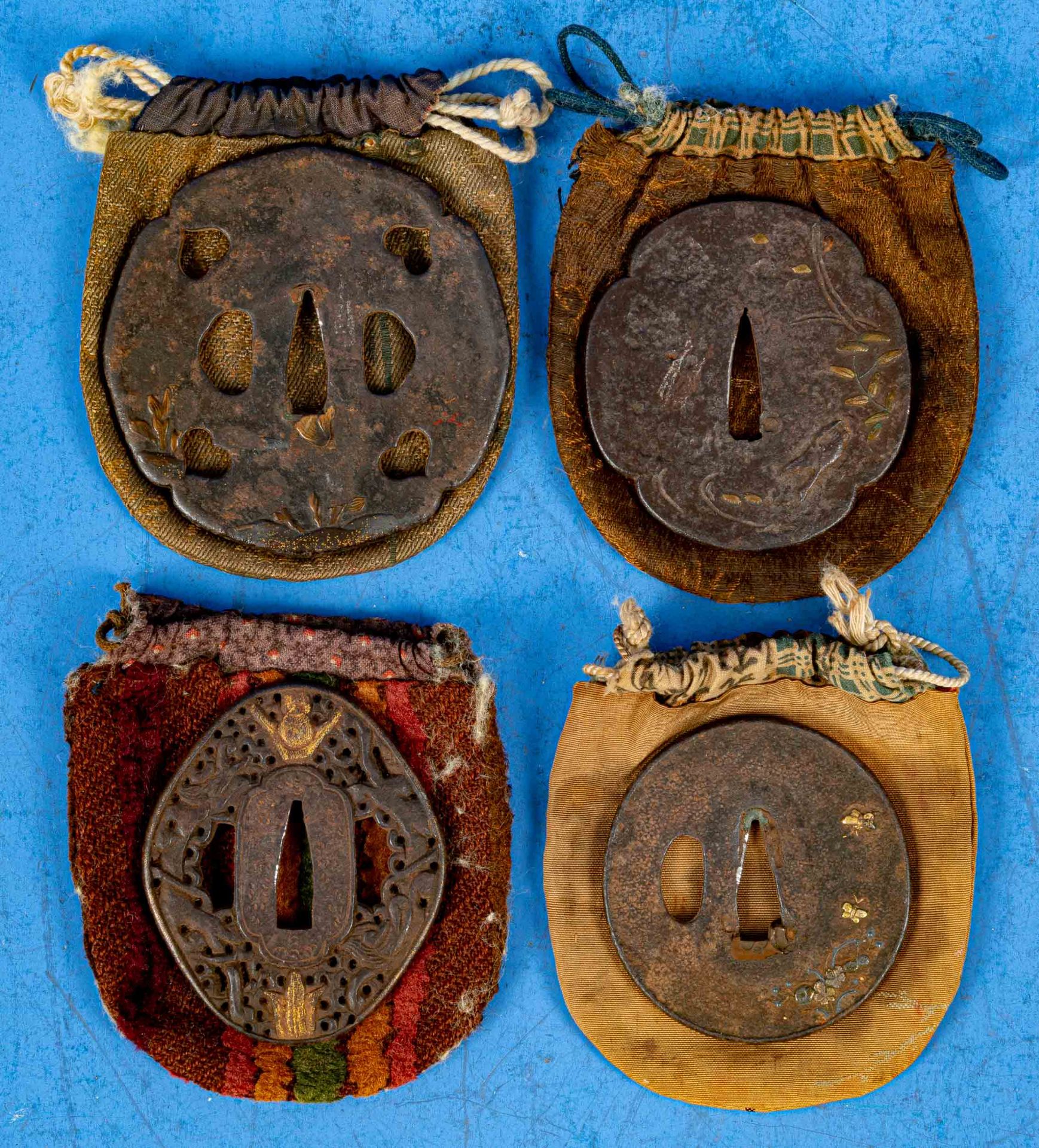 4teilige Sammlung versch. japanischer Eisen-Tsuba, wohl Edo-Zeit (1603 - 1868), Stichblätter eines 
