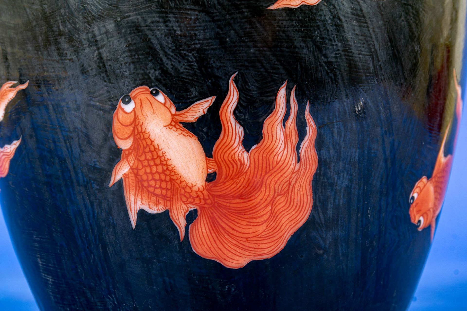Seltener "Goldfisch" Eimer. Weißporzellan innen und außen mit insgesamt 19 roten Goldfischen auf sc - Bild 5 aus 13