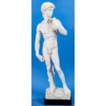 "Stehender David", Marmor imitierender Kunstguss, spätes 20. Jhdt.; Höhe ca. 62 cm, auf schwarzem 3