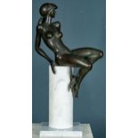 "Nude Lady on a column" - Erotische Bronze des Sergio Capellini. Grün-gräulich patinierter sitzende