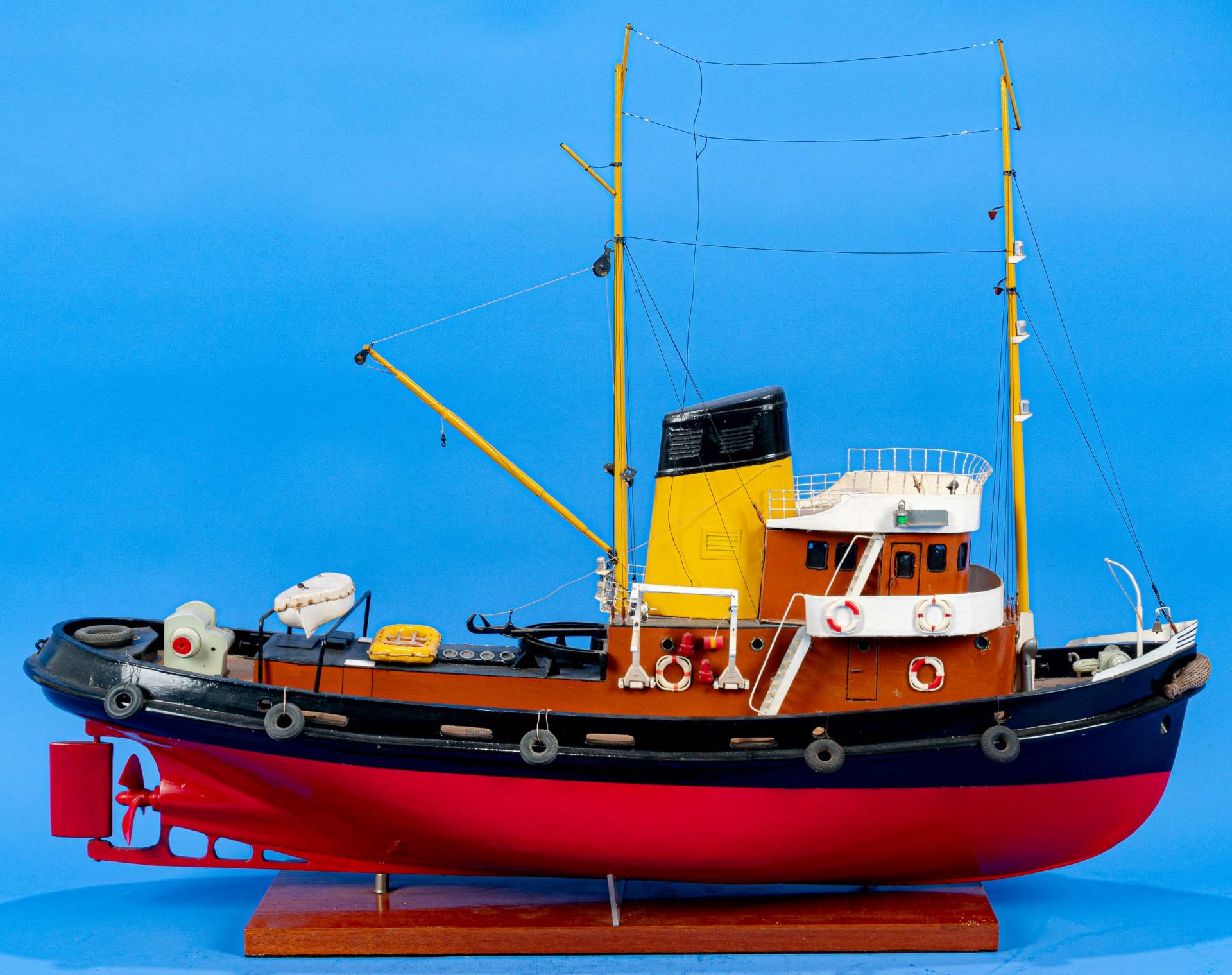 Modell eines Hafenschleppers, Eigenbau auf passend angefertigtem Stand;  Befestigung des Beibootes  - Bild 7 aus 14
