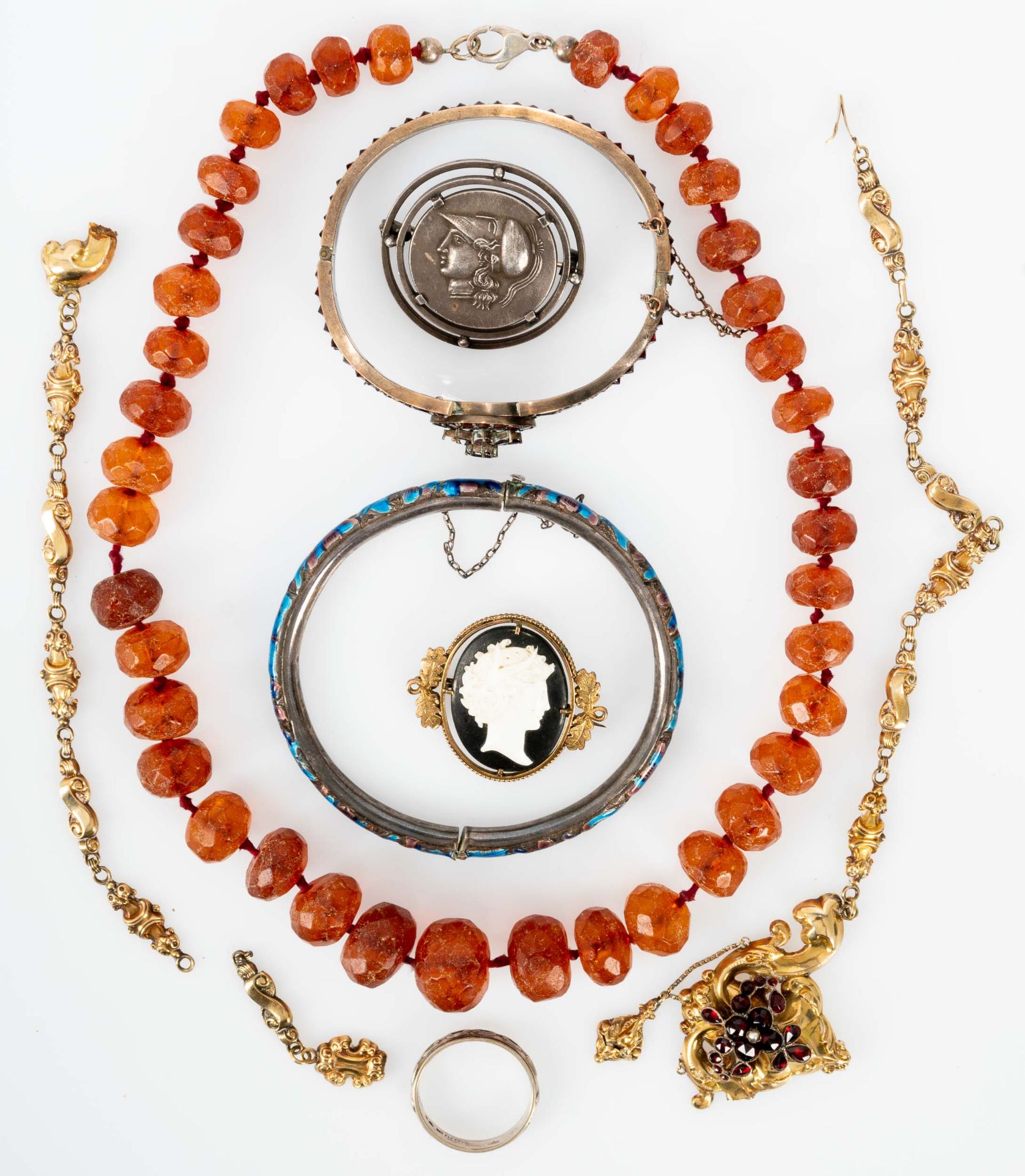 7teiliges Schmuck-Konvolut, bestehend aus 2 Armreifen, 2 Halsketten, 2 Broschen sowie 1 Ring; versc - Image 3 of 3