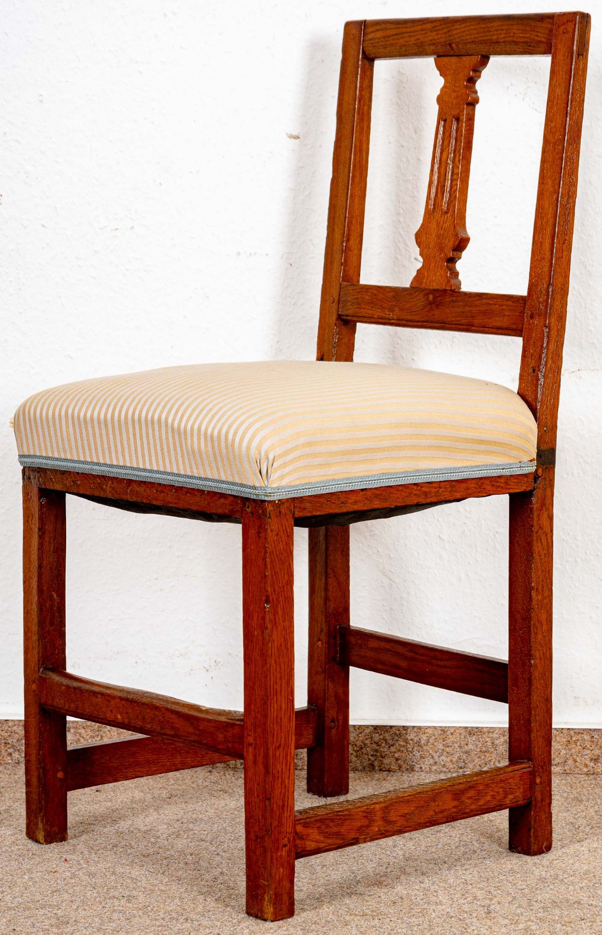 Antiker Stuhl, Spätklassizismus um 1800/20, Eiche massiv, sichtbare Holzdübel; ältere Restauration,