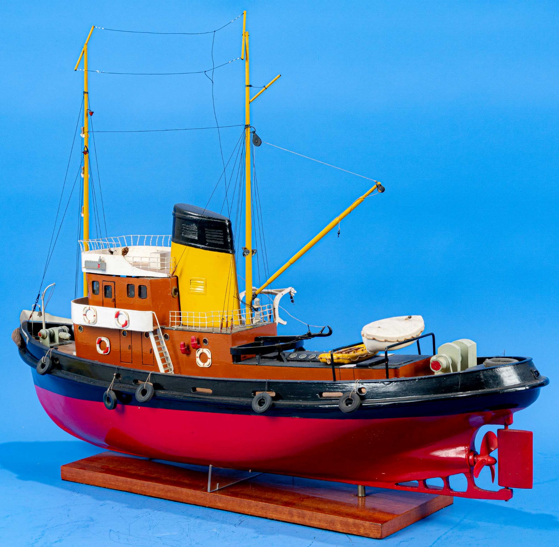 Modell eines Hafenschleppers, Eigenbau auf passend angefertigtem Stand;  Befestigung des Beibootes  - Bild 10 aus 14