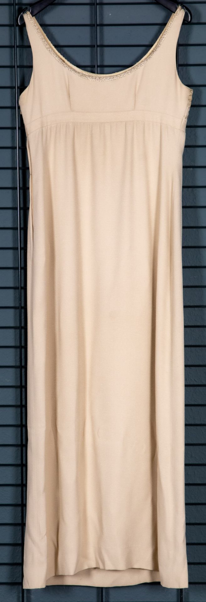 Schmales Abendkleid, ärmellos, mit tiefem Ausschnitt in beige, schwerem Jersey-Stoff mit Lurexfäden - Image 4 of 4