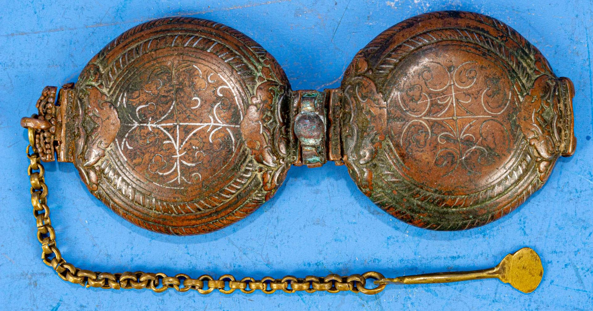 Antikes Etui/ Deckeldose, Kupfer oder Bronze, scharniertes Deckelgefäß mit Löffelchen als Dosenöffn - Bild 4 aus 4