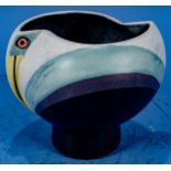 "Tukan"-Vase der Marke kmk. Polychrom glasierte, handbemalte Tischvase, Höhe ca. 13,5 cm, Durchmess