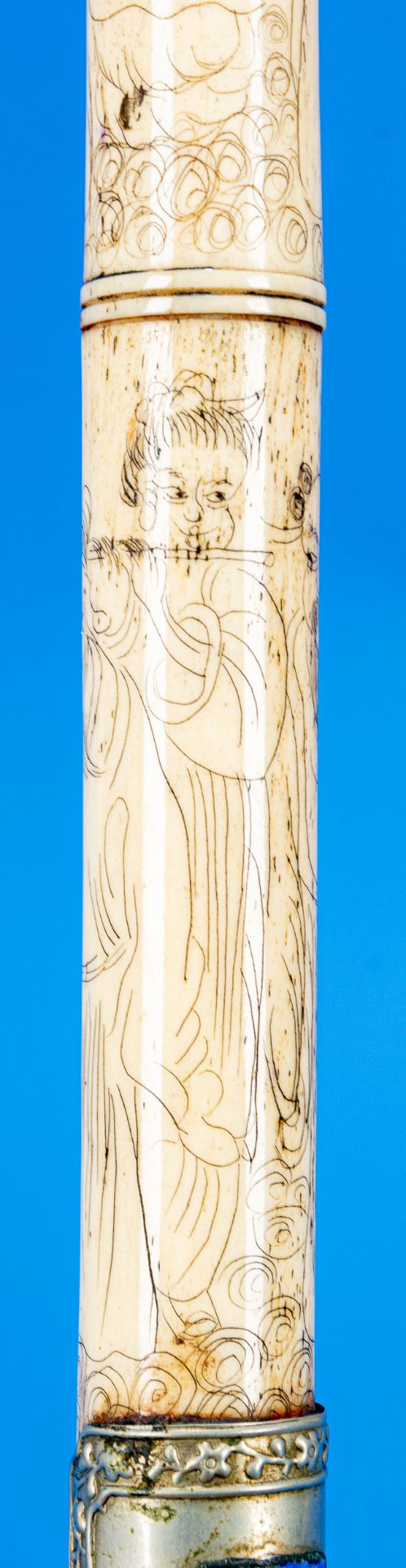 Antike Tabakspfeife/Opiumpfeife, aufwändig gravierter Knochenkorpus in Bambusoptik, versilberter Zi - Bild 13 aus 17