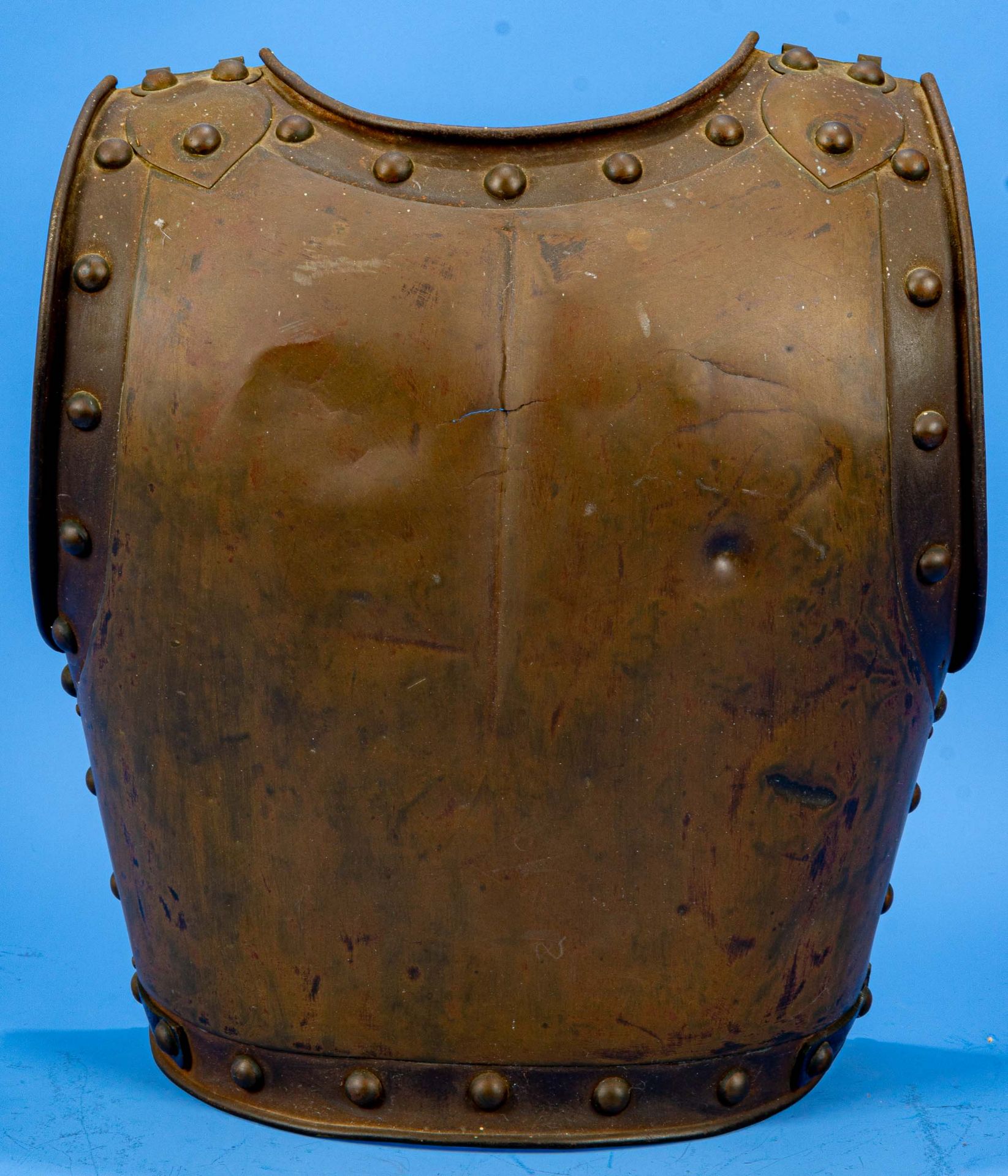 Dekorativer Brustpanzer, Historismus um 1900/20, Kupfer und Messingblech, ca. 40 x 37 cm, Alters- u