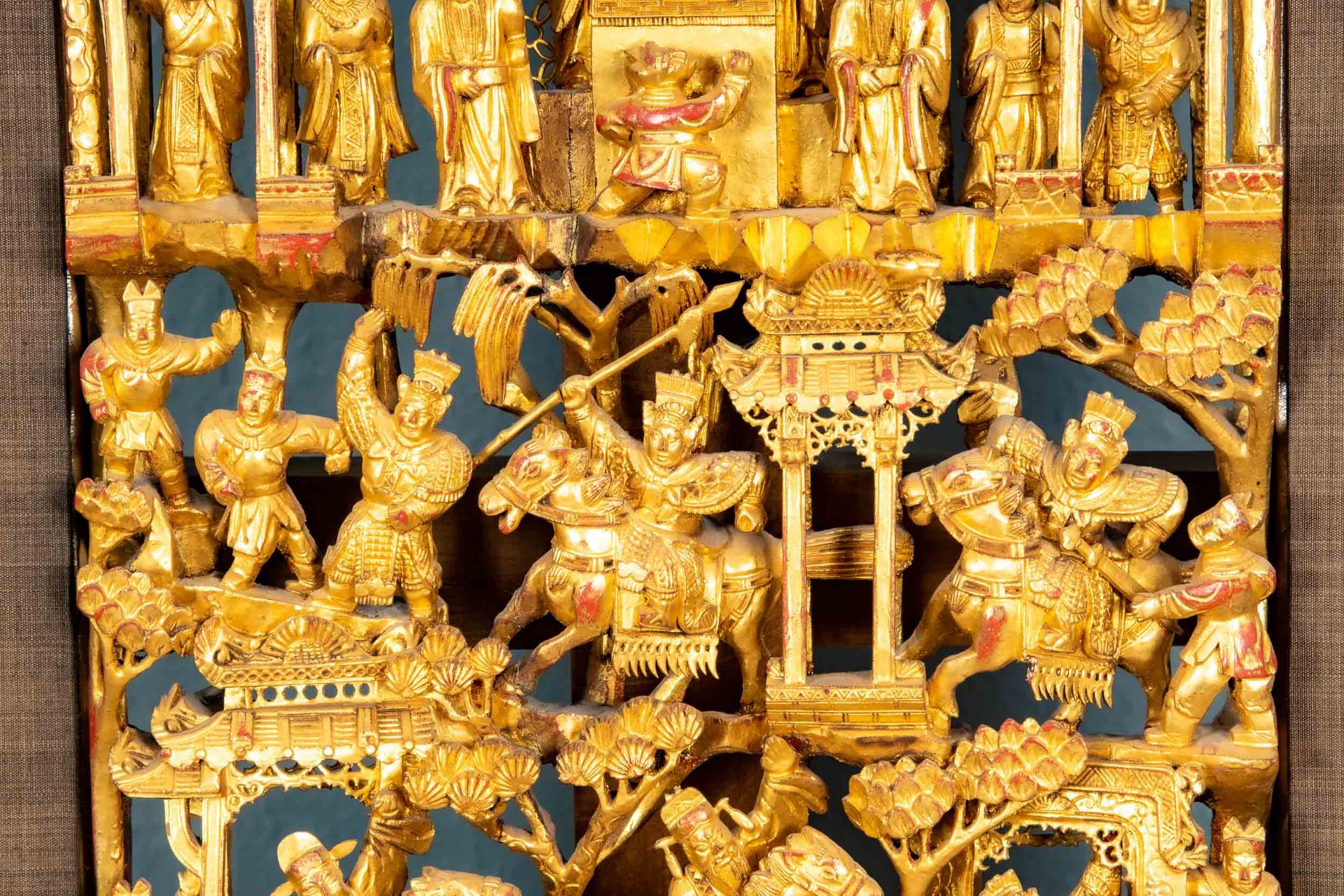 Dekorative asiatische Schnitzarbeit, hochwertig gerahmt, aufwändiger Golddekor, ostasiatischer Raum - Bild 4 aus 7